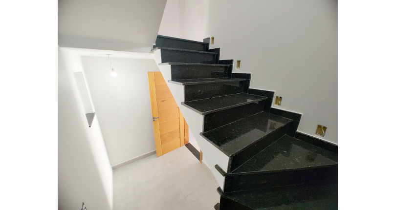 Lindo Sobrado Novo à Venda no Bairro do Parque São Domingos na Rua Martins Teotônio 82