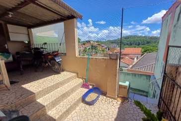 Casa espaçosa à venda no Bairro do Jardim Regina na Rua Doutor Valentim de Queirós