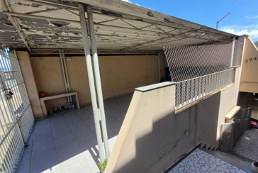 Casa espaçosa à venda no Bairro do Jardim Regina na Rua Doutor Valentim de Queirós