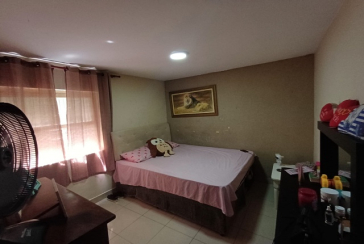 Casa espaçosa à venda no Bairro do Jardim Regina na Rua Doutor Valentim de Queirós