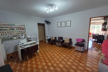 Casa espaçosa à venda no Bairro do Jardim Regina na Rua Doutor Valentim de Queirós