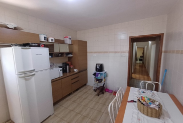 Casa espaçosa à venda no Bairro do Jardim Regina na Rua Doutor Valentim de Queirós