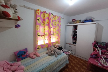 Casa espaçosa à venda no Bairro do Jardim Regina na Rua Doutor Valentim de Queirós