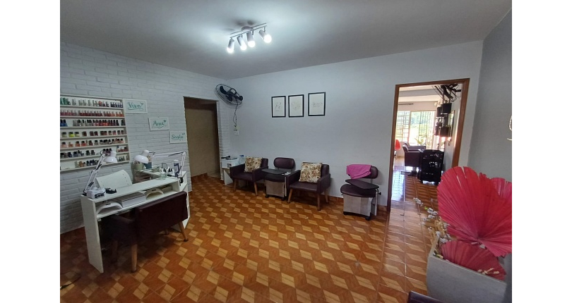 Casa espaçosa à venda no Bairro do Jardim Regina na Rua Doutor Valentim de Queirós