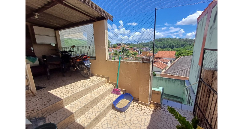 Casa espaçosa à venda no Bairro do Jardim Regina na Rua Doutor Valentim de Queirós