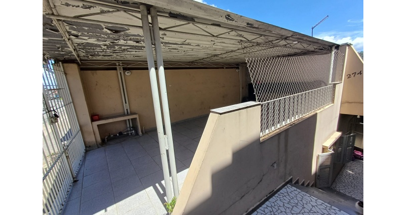 Casa espaçosa à venda no Bairro do Jardim Regina na Rua Doutor Valentim de Queirós