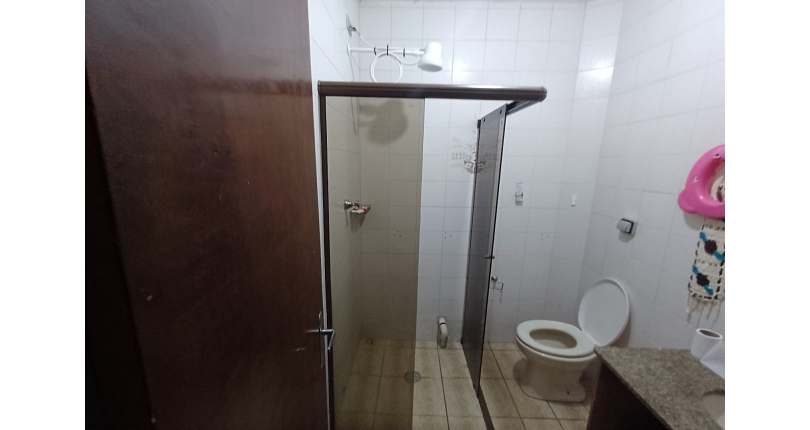 Casa espaçosa à venda no Bairro do Jardim Regina na Rua Doutor Valentim de Queirós