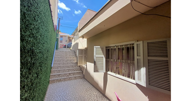 Casa espaçosa à venda no Bairro do Jardim Regina na Rua Doutor Valentim de Queirós