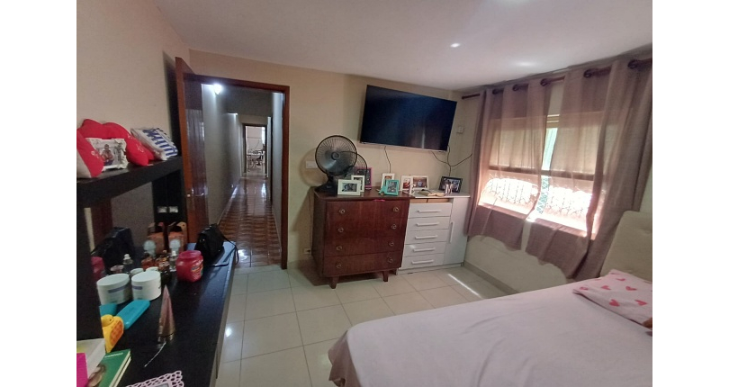 Casa espaçosa à venda no Bairro do Jardim Regina na Rua Doutor Valentim de Queirós