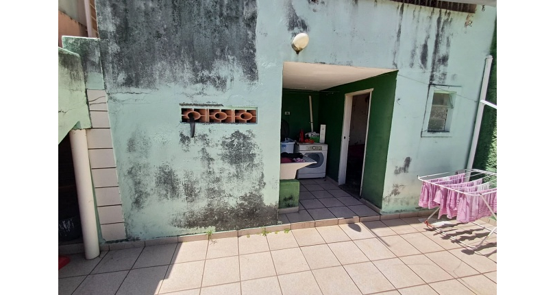 Casa espaçosa à venda no Bairro do Jardim Regina na Rua Doutor Valentim de Queirós