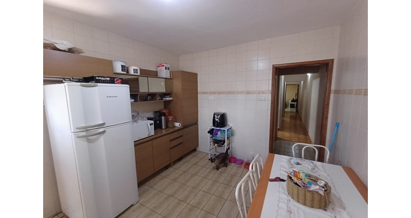 Casa espaçosa à venda no Bairro do Jardim Regina na Rua Doutor Valentim de Queirós