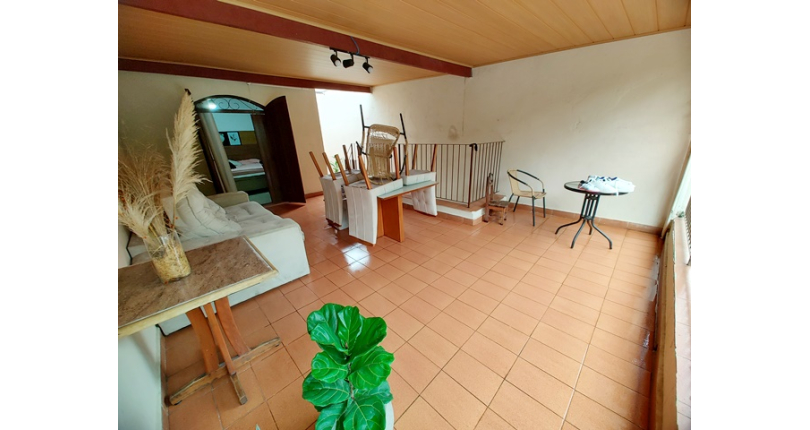 Casa Assobradada à venda no Bairro do Jardim Regina na Rua Crispim Santos