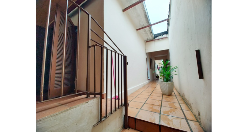 Casa Assobradada à venda no Bairro do Jardim Regina na Rua Crispim Santos