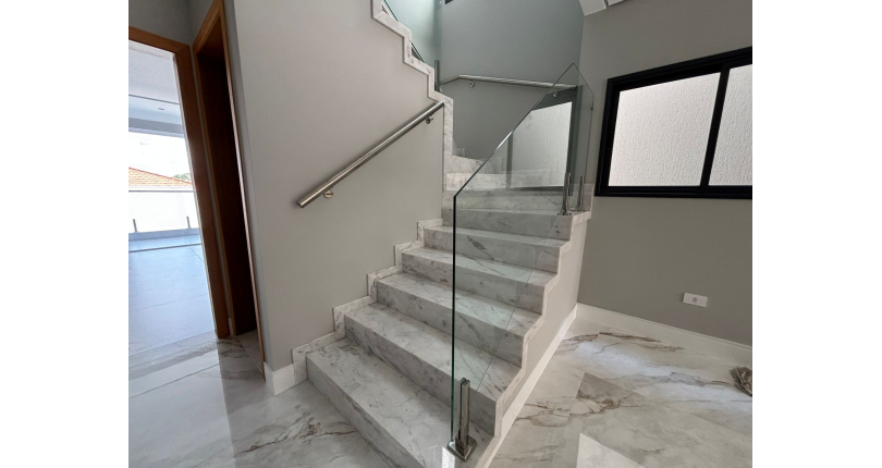 Belo Sobrado de Alto Padrão novo à venda no Bairro do Parque São Domingos na Rua Homero Sales 