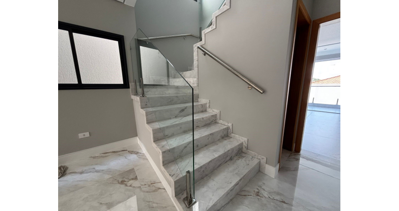 Belo Sobrado de Alto Padrão novo à venda no Bairro do Parque São Domingos na Rua Homero Sales