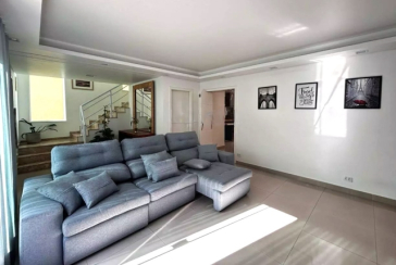 Belo Sobrado à venda no Bairro do Jardim Líbano na Rua João de Almeida e Silva,