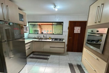 Belo Sobrado à venda no Bairro do Jardim Regina na Rua Engenheiro Marcílio Cardoso,