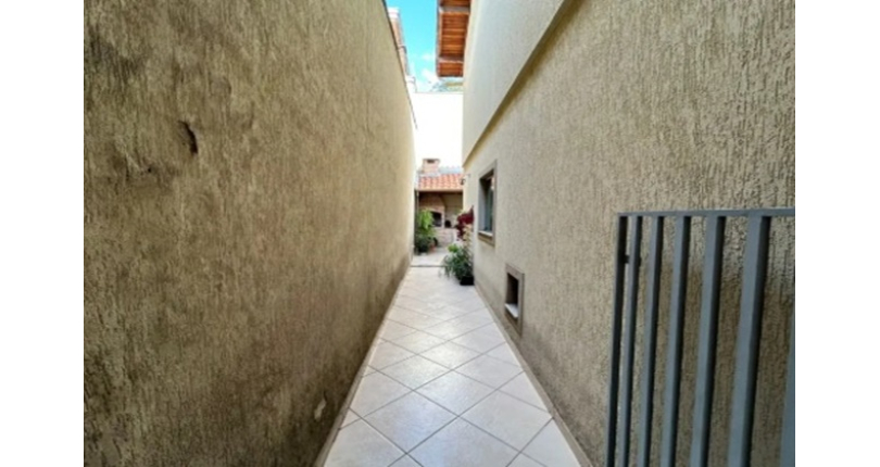 Belo Sobrado à venda no Bairro do Jardim Regina na Rua Engenheiro Marcílio Cardoso,