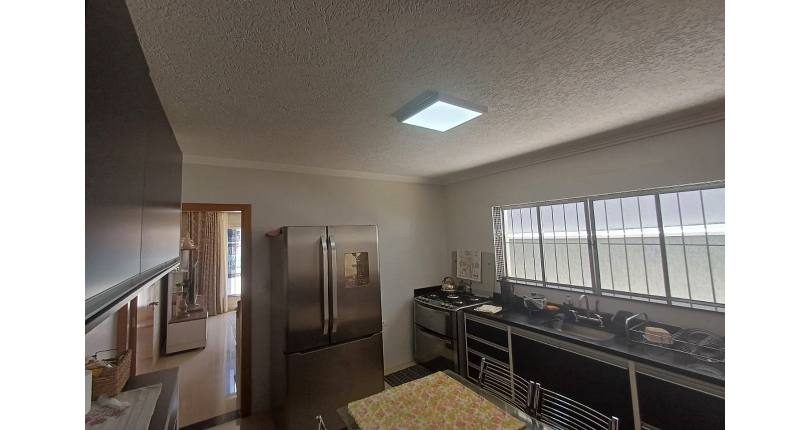 Casa assobradada à venda no Bairro do Parque Maria Domitila na Rua Eusebio da Silva