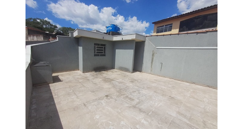 Casa assobradada à venda no Bairro do Parque Maria Domitila na Rua Eusebio da Silva