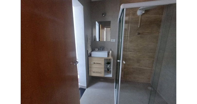 Casa assobradada à venda no Bairro do Parque Maria Domitila na Rua Eusebio da Silva