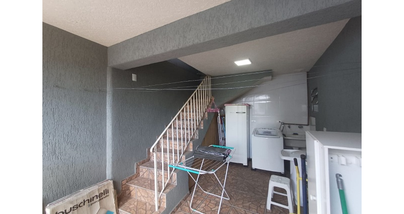 Casa assobradada à venda no Bairro do Parque Maria Domitila na Rua Eusebio da Silva