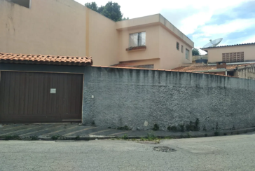 Sobrado à venda no Bairro do Jaraguá na Rua Venâncio Diniz Junqueira,