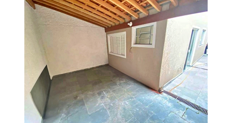 Bom Sobrado à venda no Bairro do Conjunto Residencial Vista Verde na Rua Ricardo Abed, 