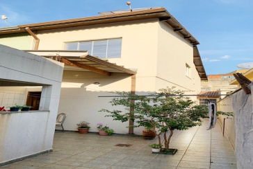 Sobrado à venda no Bairro do Jardim São João (Jaraguá) na Rua Alto Jurupari, 