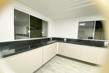 Bela Casa assobradada à venda no Bairro do Parque São Domingos na Rua Dirceu de Almeida,