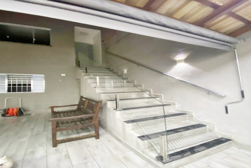 Bela Casa assobradada à venda no Bairro do Parque São Domingos na Rua Dirceu de Almeida,