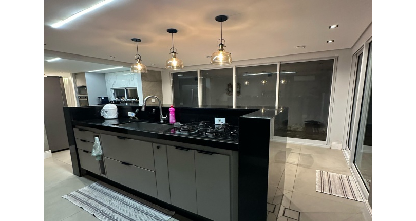 LINDO Sobrado à venda no Bairro do Conjunto Residencial Vista Verde na Rua José Carlos de Resende