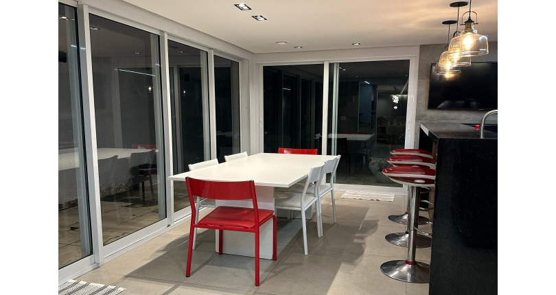 LINDO Sobrado à venda no Bairro do Conjunto Residencial Vista Verde na Rua José Carlos de Resende