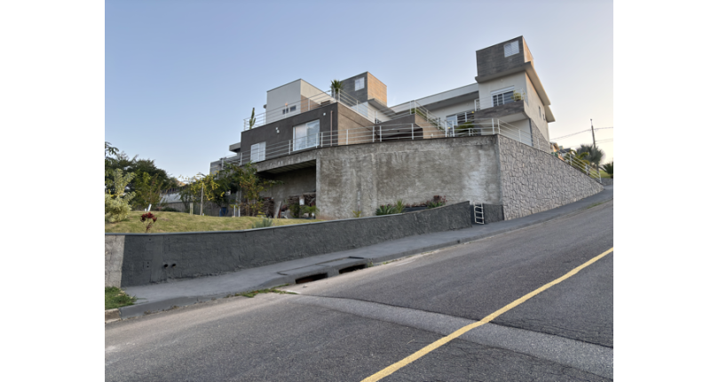 Bela Casa à venda no Loteamento Itatiba Country Club na Rua José Consoline