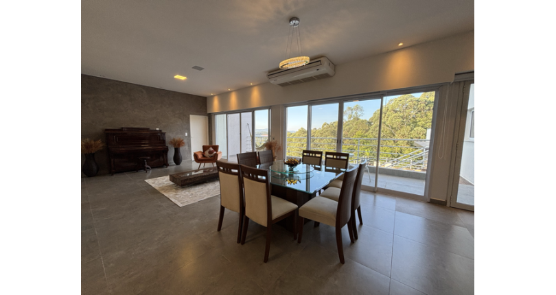 Bela Casa à venda no Loteamento Itatiba Country Club na Rua José Consoline