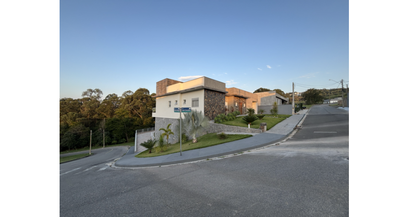 Bela Casa à venda no Loteamento Itatiba Country Club na Rua José Consoline