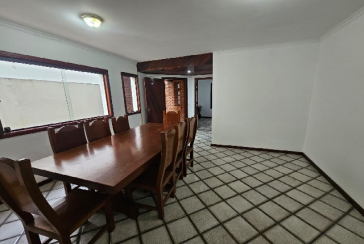 Belo Sobrado à venda no Bairro do Jardim Regina na Rua Maria Pereira Pinto,