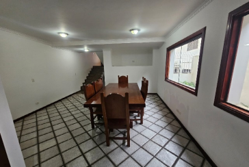 Belo Sobrado à venda no Bairro do Jardim Regina na Rua Maria Pereira Pinto,