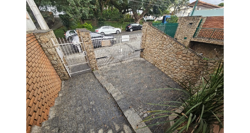 Belo Sobrado à venda no Bairro do Jardim Regina na Rua Maria Pereira Pinto,