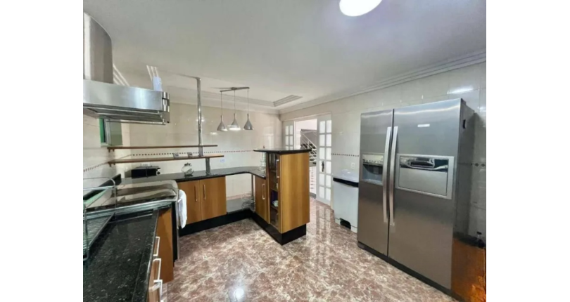 Belo Sobrado à venda no Bairro do City América na Rua Icádio,