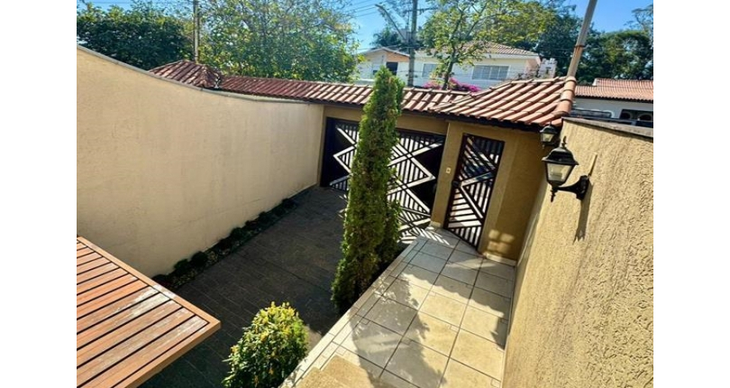 Belo Sobrado à venda no Bairro do Parque São Domingos na Rua Doutor Odon Carlos de Figueiredo Ferraz