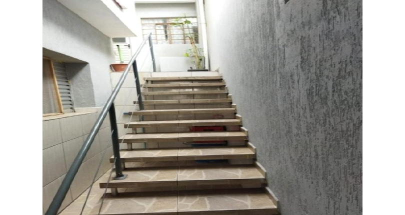 Oportunidade Sobrado à venda no Bairro da Ayrosa na Rua Tico-Tico