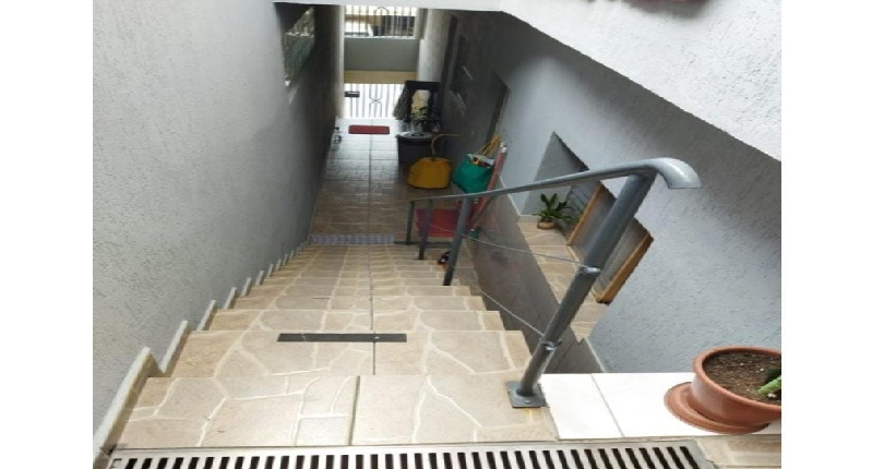 Oportunidade Sobrado à venda no Bairro da Ayrosa na Rua Tico-Tico