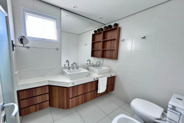 Belo Apartamento à venda no Guarujá no Bairro Enseada na Rua Inácio Miguel Stéfano 253