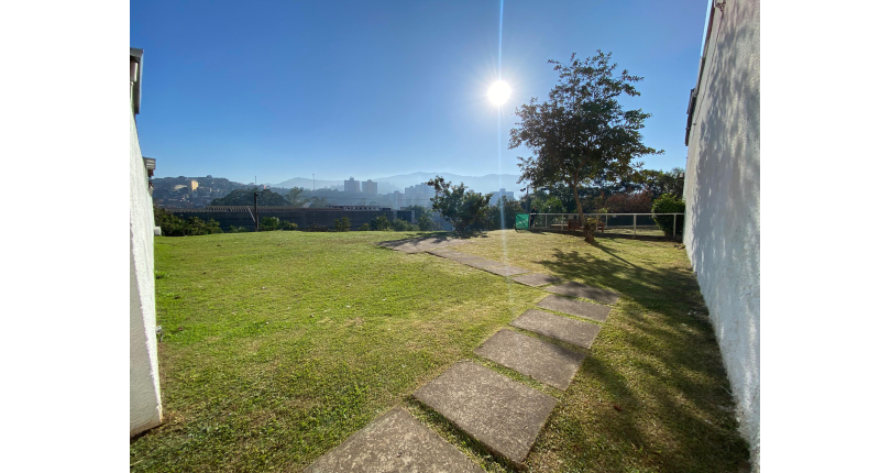Lindo Sobrado à venda no Bairro do Jaraguá na Rua Professor Nobil Marcacini 39, no Condomínio Villagio Di Torino,