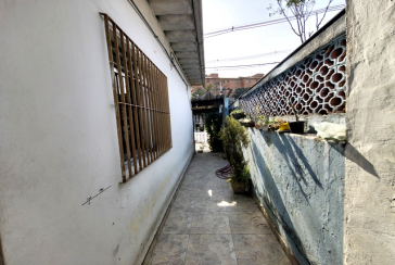 Casa Térrea à venda no Bairro do Parque Panamericano na Estrada do Corredor