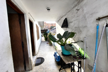 Casa Térrea à venda no Bairro do Parque Panamericano na Estrada do Corredor