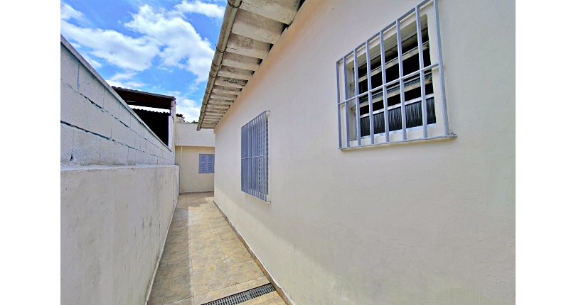 Casa Térrea à venda no Bairro do Parque Panamericano na Estrada do Corredor,