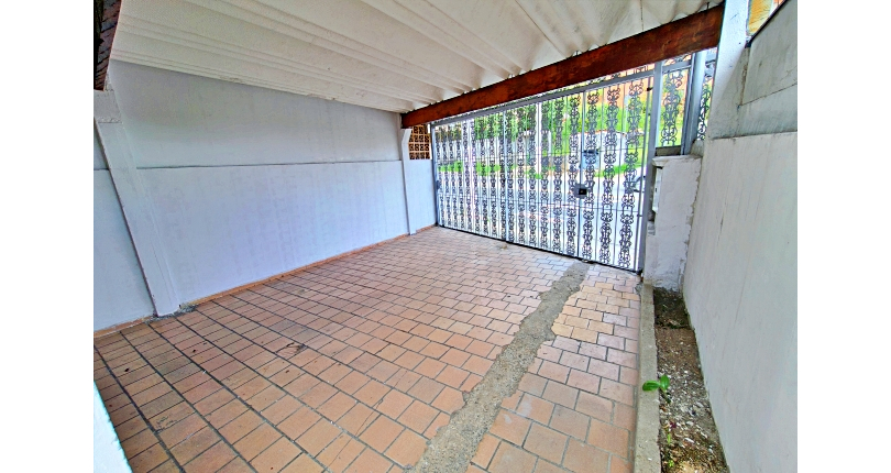 Casa Térrea à venda no Bairro do Parque Panamericano na Estrada do Corredor,