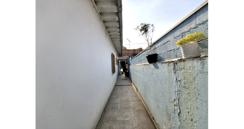 Casa Térrea à venda no Bairro do Parque Panamericano na Estrada do Corredor